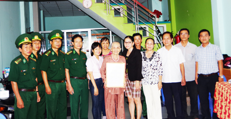 Đoàn trao quà cho mẹ Võ Thị Năm