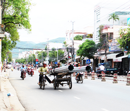 Một xe ba gác chở tôn trên đường Lê Hồng Phong