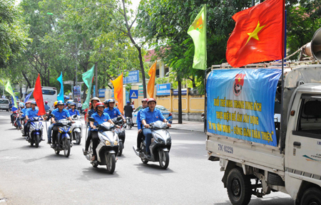 Các đoàn viên, thanh niên tuyên truyền trên các trục đường chính của thành phố.