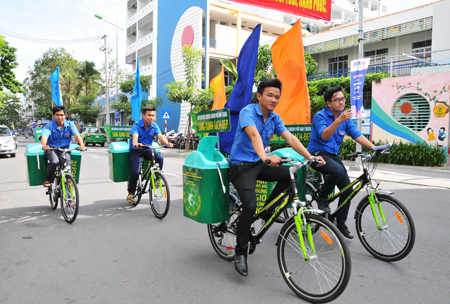 Đạp xe tuyên truyền bảo vệ môi trường.