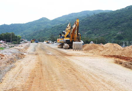 Việc thi công tuyến đường này đã gặp phải sự cản trở nhiều lần từ phía người dân