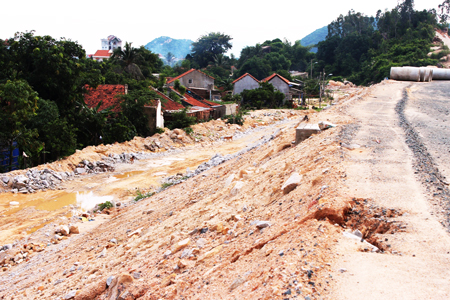 Dọc tuyến chính phía nam chưa có mương thoát nước khiến người dân và chính quyền địa phương lo lắng khi mùa mưa sắp đến