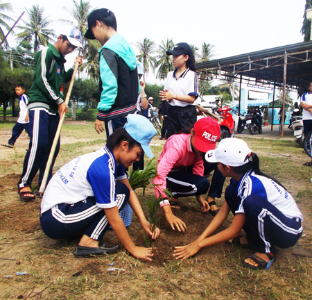 Học sinh tham gia trồng cây trong lễ phát động
