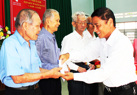 Đại diện Sở Lao động - Thương binh và Xã hội tặng quà cho các hội viên Câu lạc bộ Hưu trí tỉnh