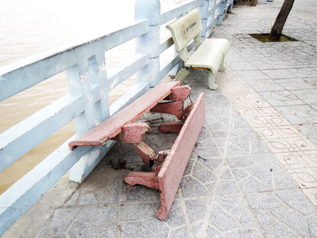 Cần thay ghế đá công viên