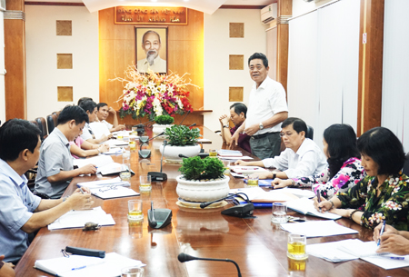 Đồng chí Lê Thanh Quang phát biểu chỉ đạo tại buổi giao ban với các cơ quan tham mưu của Tỉnh ủy