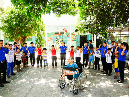 Đoàn Thanh niên xã Cam An Bắc tổ chức giao lưu với trẻ khuyết tật, mồ côi