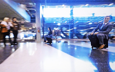 Va-li hóa Cưỡi va-li như cưỡi siêu xe trong sân bay