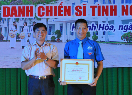 Đoàn trường Đại học Nha Trang nhận bằng khen của UBND tỉnh Khánh Hòa