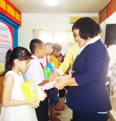 Đại diện Câu lạc bộ Doanh nghiệp nữ thành phố trao học bổng cho học sinh