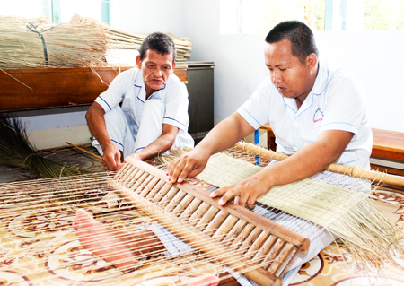 Học viên học nghề dệt chiếu cói