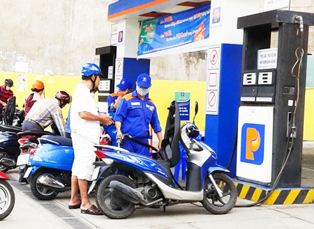 Lượng xăng tiêu thụ của các phương tiện giao thông cũng góp phần tăng số thuế bảo vệ môi trường