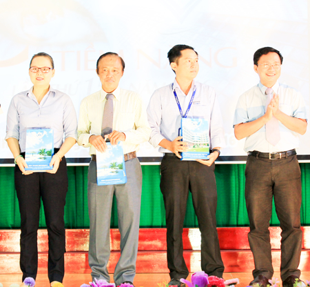 Lãnh đạo Trường Đại học Nha Trang tặng quà cho các nhà tài trợ và ban tổ chức cuộc thi