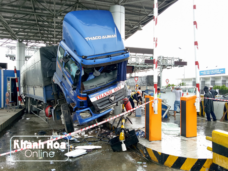 Xe tải mất lái, tông bay cabin trạm thu phí