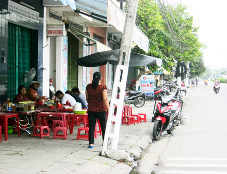 Trụ viễn thông bị nghiêng