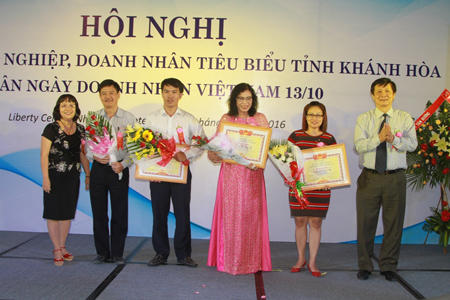 Ông Trần Sơn Hải cùng đại diện VCCI tại Khánh Hòa tặng bằng khen của Chủ tịch VCCI Việt Nam cho 4 doanh nghiệp tiêu biểu Ông Trần Sơn Hải cùng đại diện VCCI tại Khánh Hòa tặng bằng khen của Chủ tịch VCCI Việt Nam cho 4 doanh nghiệp tiêu biểu