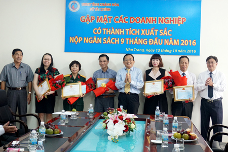 Lãnh đạo Sở Tài chính và Cục thuế tỉnh Khánh Hòa chúc mừng các doanh nghiệp nộp ngân sách xuất sắc.