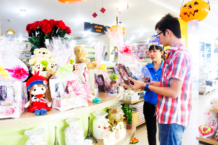 Đa dạng thị trường quà tặng dịp 20-10