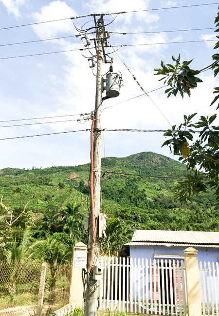 Cảnh nhếch nhác mất an toàn lưới điện tại một số khu vực tại huyện Cam Lâm