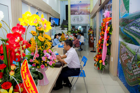 Khách hàng giao dịch tại văn phòng bất động sản Ngoc Land