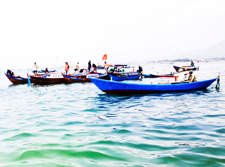 Người dân dùng ghe ngăn cản thi công