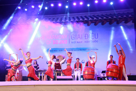 Lithophone solo by Hai Dang Song and Dance Troop.