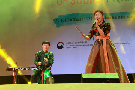 Korean singer Yeonhwa and Vietnamese monochord artist Le Hoai Phuong performing “Hello Vietnam”.