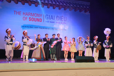 Nguyen Duy Bac (fourth from left) and Lee Hyuk (sixth from left) offering flowers to artists.