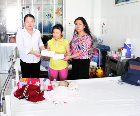 Representatives of Khanh Hoa Newspaper and Vietcombank Nha Trang offering donation to Tu’s family.
