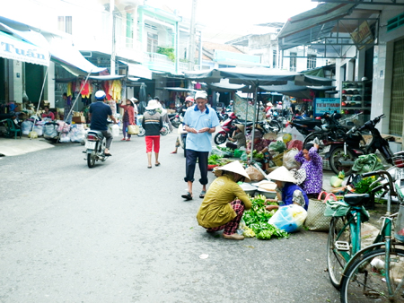 Chợ chiếm lòng, lề đường