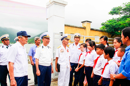 Cựu binh tàu không số thăm Trường THCS Nguyễn Phan Vinh