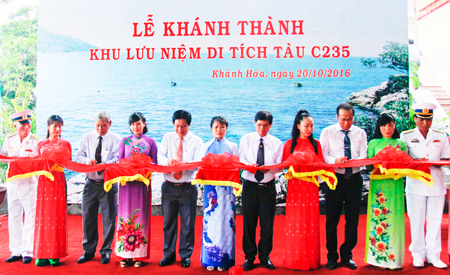 Đại biểu cắt băng khánh thành Khu lưu niệm di tích tàu C235