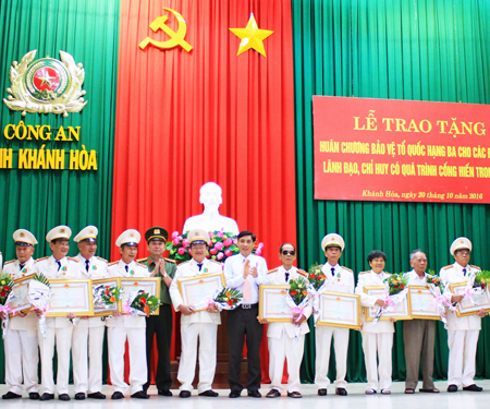 28 đồng chí được trao tặng, truy tặng Huân chương Bảo vệ Tổ quốc