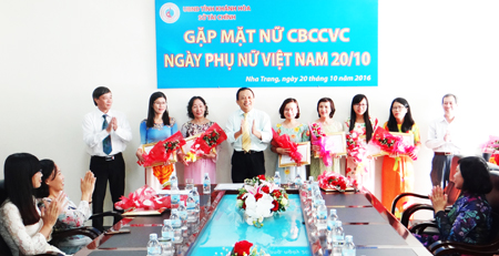 Khen thưởng 14 cán bộ, công chức, viên chức nữ