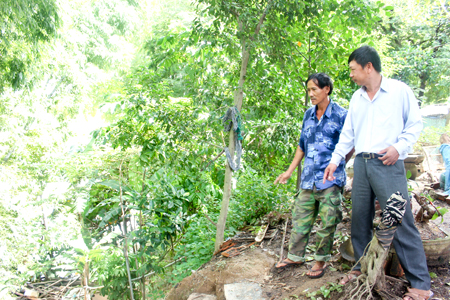 Cán bộ xã Diên Lạc đi kiểm tra các hộ ở khu vực bị sạt lở đất