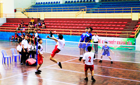 11 đội bóng tranh tài