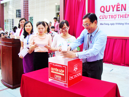 Các cán bộ, giáo viên tham gia quyên góp