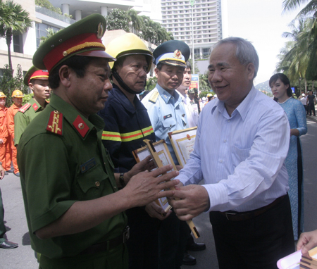 Ông Đào Công Thiên khen thưởng các đơn vị tham gia diễn tập.