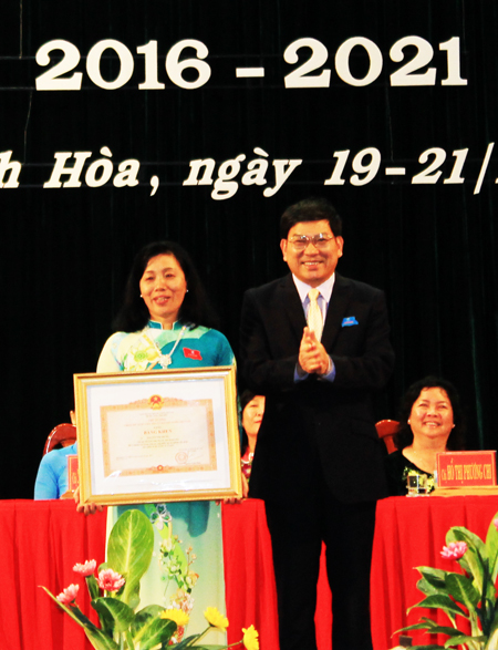 Nhiều tập thể, cá nhân được khen thưởng