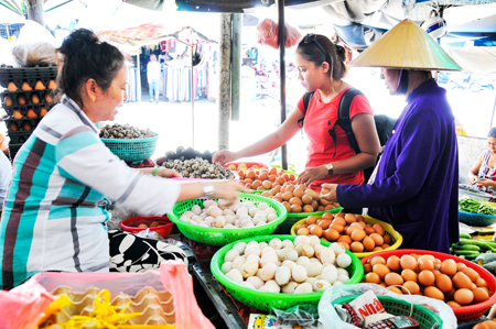 Người dân mua trứng ở chợ Xóm Mới (TP. Nha Trang)