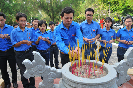 Các đoàn viên, thanh niên dâng hương tưởng niệm.