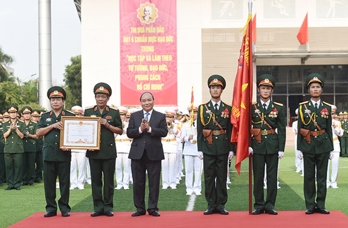 Thay mặt lãnh đạo Đảng, Nhà nước, Thủ tướng Nguyễn Xuân Phúc trao Huân chương Quân công hạng Nhất cho Học viện Chính trị. Ảnh: VGP/Quang Hiếu