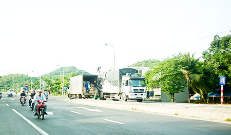 Ô tô đỗ trên Quốc lộ để sang hàng hóa