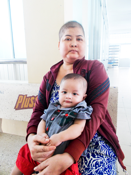 Người mẹ trẻ đang xạ trị và cháu nhỏ 4 tháng tuổi cần được giúp đỡ