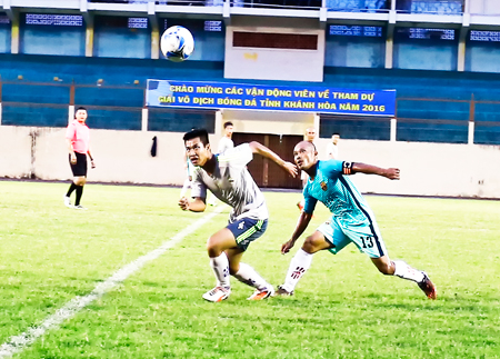 Đội Diên Khánh và Việt Trang FC trong trận chung kết