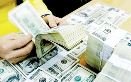 Tỷ giá VND/USD vọt tăng, giá USD tại ngân hàng thương mại dao động nhẹ