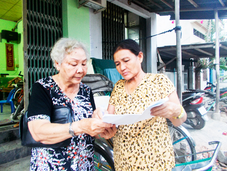 Bà Nguyễn Thị Ấm (bên trái) dù tuổi đã cao nhưng vẫn nhiệt tình với công tác hội