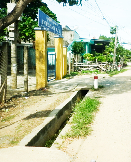 Mương hở trước cổng trường