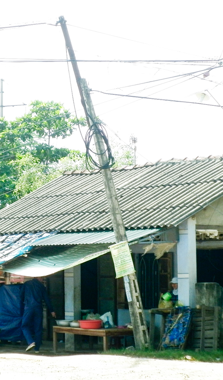 Trụ viễn thông nghiêng đổ