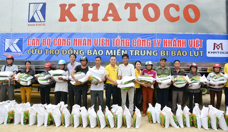 Trao 30 tấn gạo cho người dân vùng lũ miền Trung